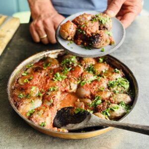 a photo of a dish of Baked Stuffed Onions (Salantourmasi)